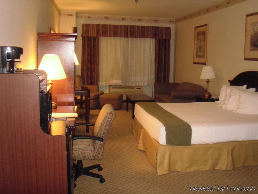 Baymont By Wyndham Montgomery South Room photo