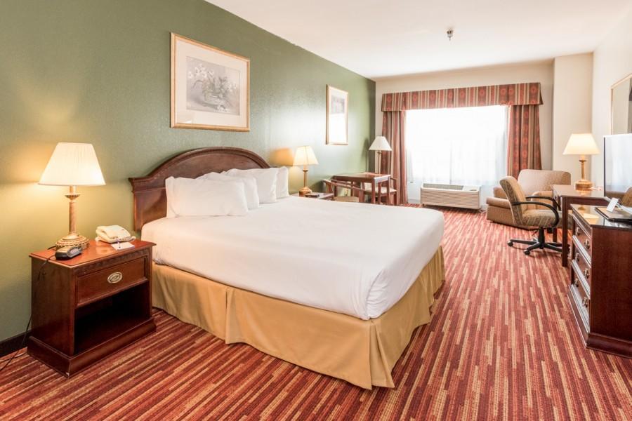 Baymont By Wyndham Montgomery South Room photo