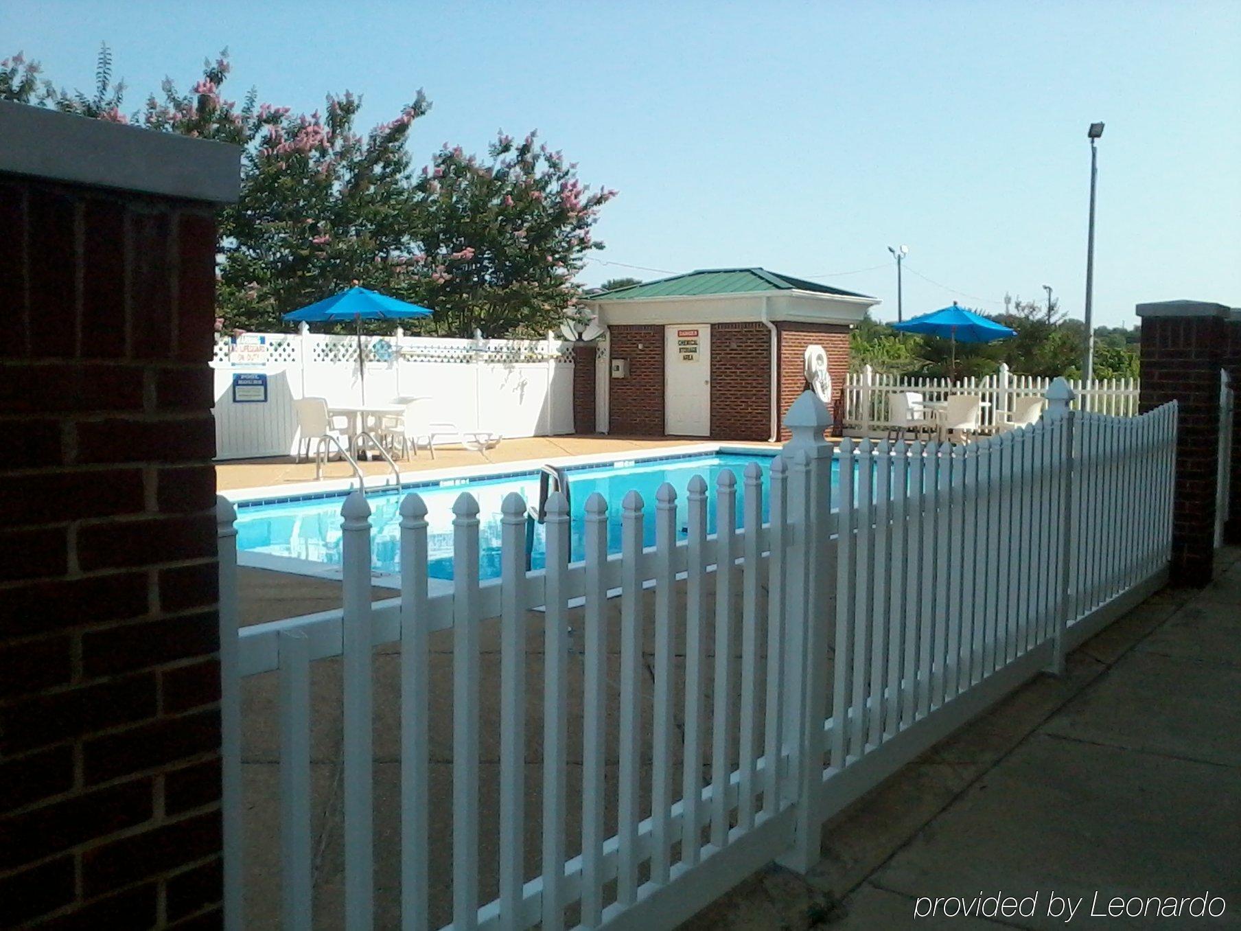 Baymont By Wyndham Montgomery South Exterior photo